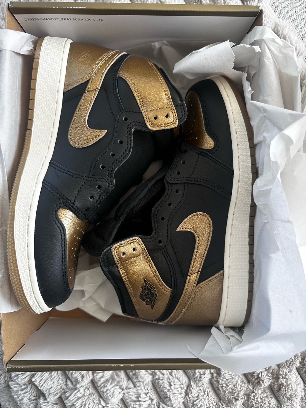 Air Jordan 1 Retro High OG GS Kids Sneakers — Black/Metallic Gold